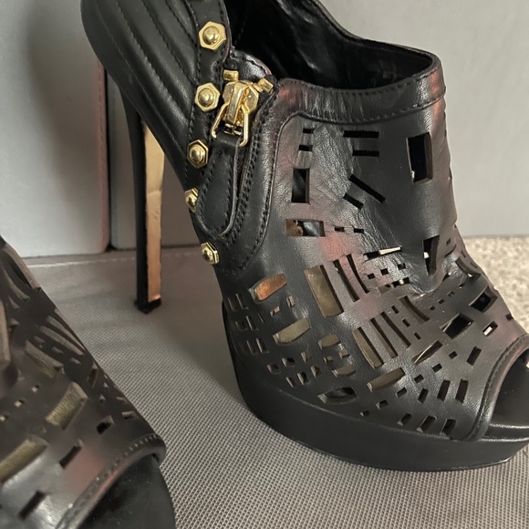 Bebe Size 7 Black Gold Metal Rivets Cut-out Booties Heels Platform Stiletto - Picture 2 of 12
